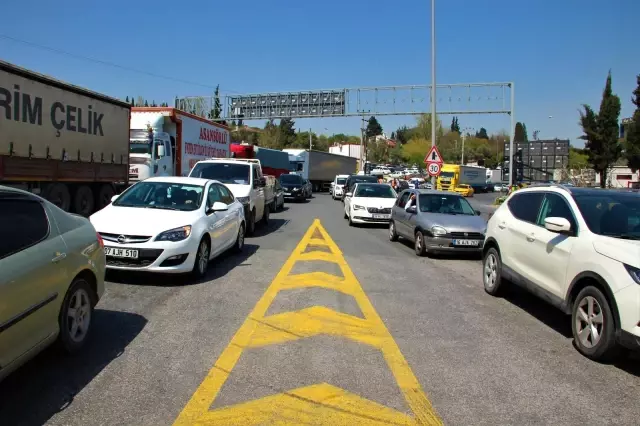 - Tam kapanmaya saatler kala feribot iskelesinde yoğunluk oluştu - Tam kapanmaya saatler kala feribot iskelesinde yoğunluk oluştu