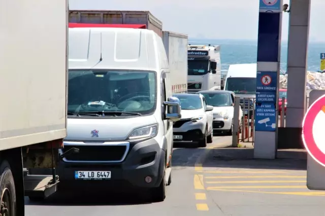 - Tam kapanmaya saatler kala feribot iskelesinde yoğunluk oluştu - Tam kapanmaya saatler kala feribot iskelesinde yoğunluk oluştu