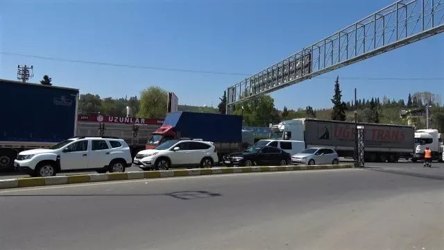 - Tam kapanmaya saatler kala feribot iskelesinde yoğunluk oluştu - Tam kapanmaya saatler kala feribot iskelesinde yoğunluk oluştu