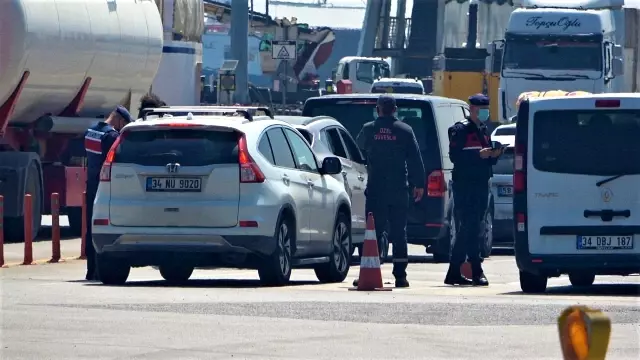 - Tam kapanmaya saatler kala feribot iskelesinde yoğunluk oluştu - Tam kapanmaya saatler kala feribot iskelesinde yoğunluk oluştu
