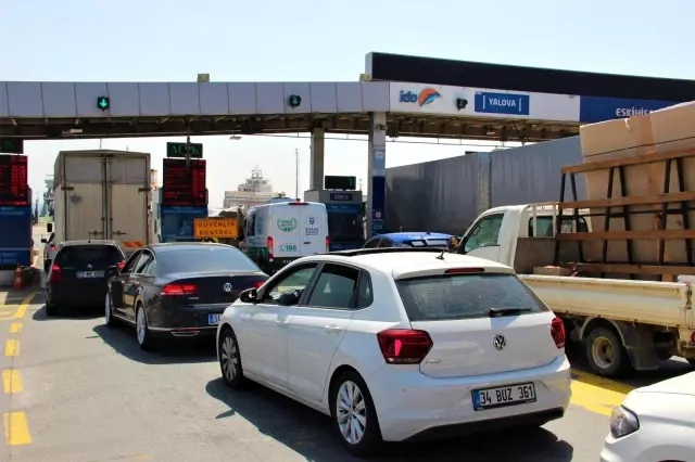 - Tam kapanmaya saatler kala feribot iskelesinde yoğunluk oluştu - Tam kapanmaya saatler kala feribot iskelesinde yoğunluk oluştu