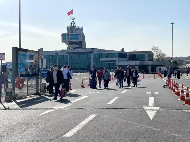 Tam kapanmaya saatler kala İDO'da yoğunluk devam ediyor Tam kapanmaya saatler kala İDO'da yoğunluk devam ediyor