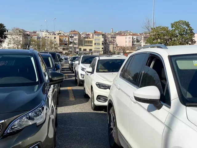Tam kapanmaya saatler kala İDO'da yoğunluk devam ediyor Tam kapanmaya saatler kala İDO'da yoğunluk devam ediyor