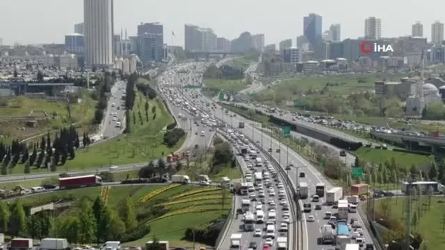 Tam kapanmaya saatler kala İstanbul trafiğinde yoğunluk Tam kapanmaya saatler kala İstanbul trafiğinde yoğunluk
