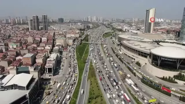 Tam kapanmaya saatler kala İstanbul trafiğinde yoğunluk Tam kapanmaya saatler kala İstanbul trafiğinde yoğunluk