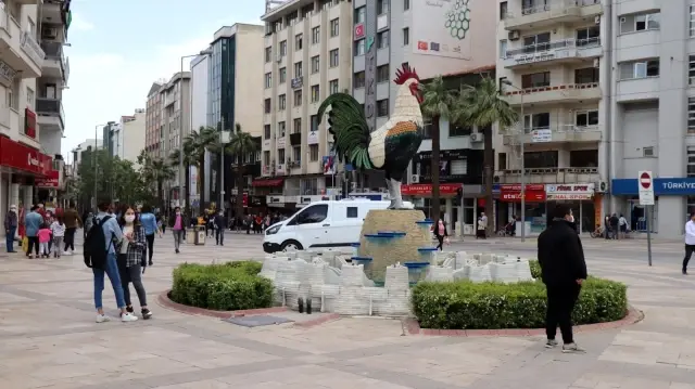 Tam kapanmaya saatler kala kent merkezinde yoğunluk arttı Tam kapanmaya saatler kala kent merkezinde yoğunluk arttı