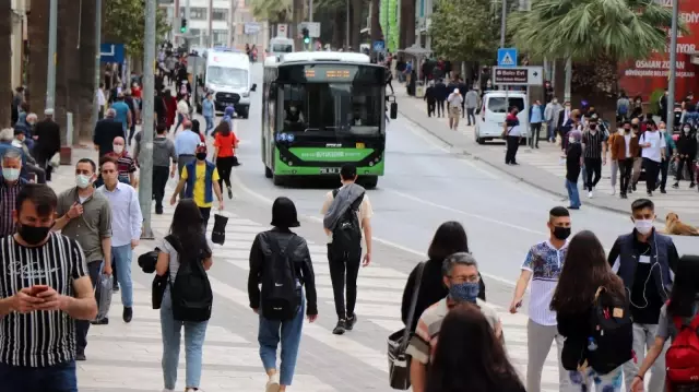 Tam kapanmaya saatler kala kent merkezinde yoğunluk arttı Tam kapanmaya saatler kala kent merkezinde yoğunluk arttı