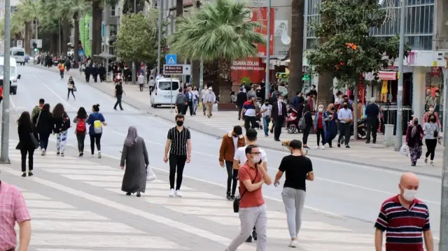 Tam kapanmaya saatler kala kent merkezinde yoğunluk arttı Tam kapanmaya saatler kala kent merkezinde yoğunluk arttı