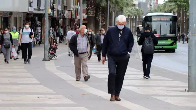 Tam kapanmaya saatler kala kent merkezinde yoğunluk arttı Tam kapanmaya saatler kala kent merkezinde yoğunluk arttı