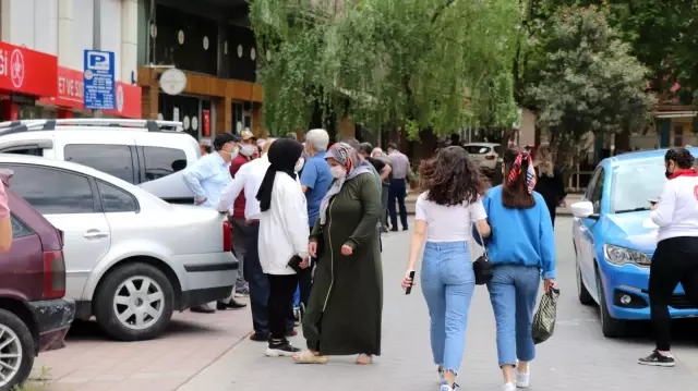 Tam kapanmaya saatler kala kent merkezinde yoğunluk arttı Tam kapanmaya saatler kala kent merkezinde yoğunluk arttı