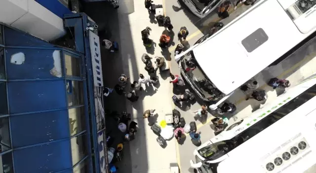 Tam kapanmaya saatler kala otogardaki yoğunluk sürüyor Tam kapanmaya saatler kala otogardaki yoğunluk sürüyor