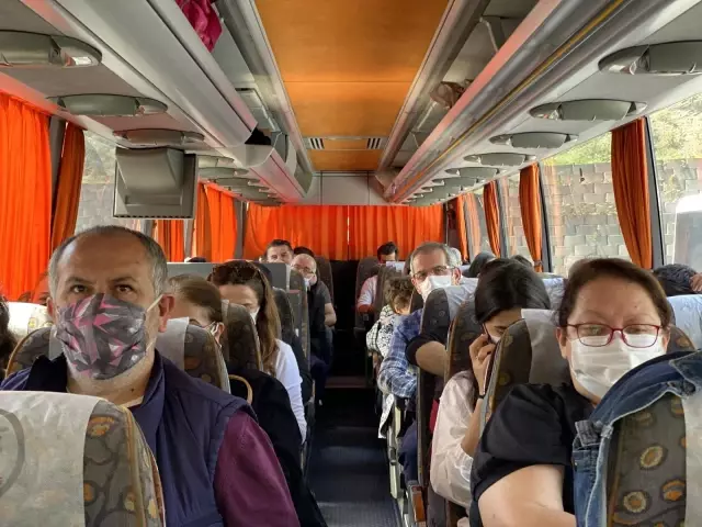 Tam kapanmaya saatler kala otogardaki yoğunluk sürüyor Tam kapanmaya saatler kala otogardaki yoğunluk sürüyor