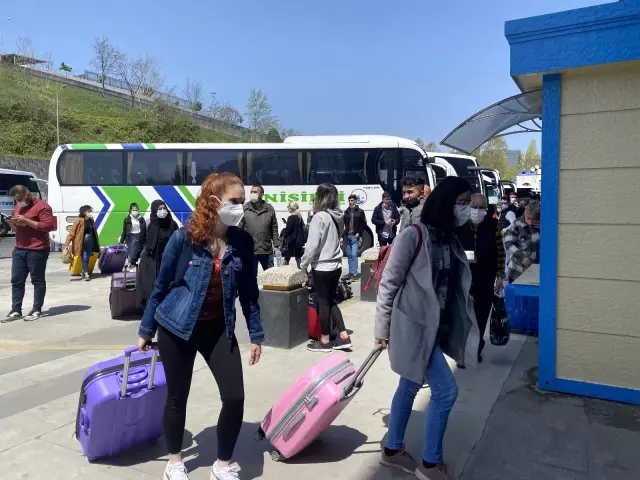Tam kapanmaya saatler kala otogardaki yoğunluk sürüyor Tam kapanmaya saatler kala otogardaki yoğunluk sürüyor