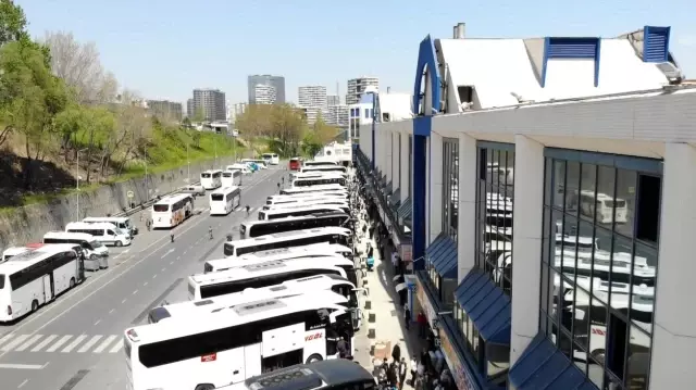 Tam kapanmaya saatler kala otogardaki yoğunluk sürüyor Tam kapanmaya saatler kala otogardaki yoğunluk sürüyor