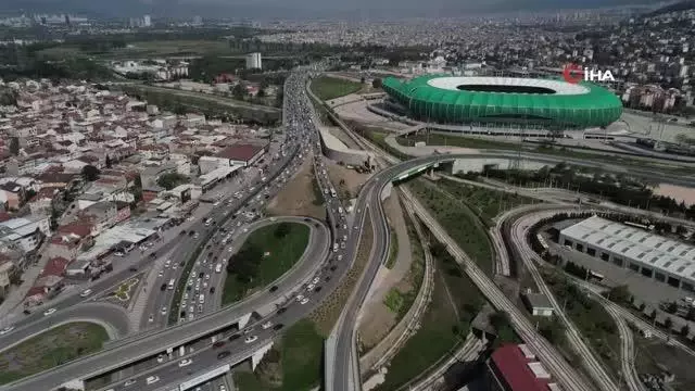 Tam kapanmaya saatler kala şehir trafiği durma noktasına geldi Tam kapanmaya saatler kala şehir trafiği durma noktasına geldi
