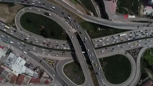 Tam kapanmaya saatler kala şehir trafiği durma noktasına geldi Tam kapanmaya saatler kala şehir trafiği durma noktasına geldi