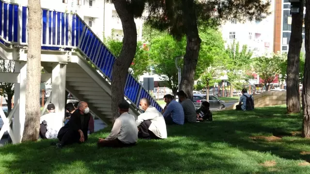 Tam kapanmaya saatler kala vatandaşlar park ve bahçelere akın etti Tam kapanmaya saatler kala vatandaşlar park ve bahçelere akın etti