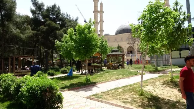 Tam kapanmaya saatler kala vatandaşlar park ve bahçelere akın etti Tam kapanmaya saatler kala vatandaşlar park ve bahçelere akın etti