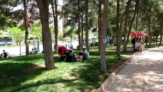 Tam kapanmaya saatler kala vatandaşlar park ve bahçelere akın etti Tam kapanmaya saatler kala vatandaşlar park ve bahçelere akın etti