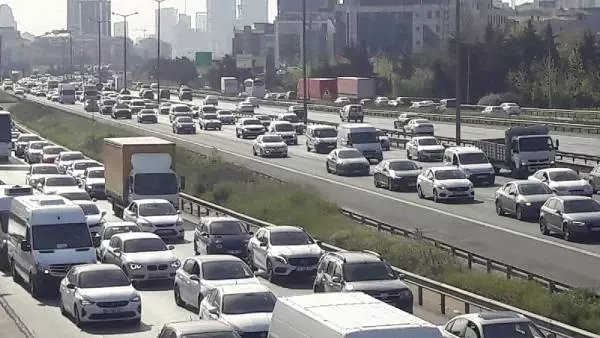 Tam kapanmaya son 2 saat; Çamlıca gişelerde trafik yoğunluğu sürüyor Tam kapanmaya son 2 saat; Çamlıca gişelerde trafik yoğunluğu sürüyor