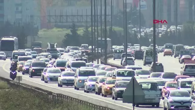 TAM KAPANMAYA SON 2 SAAT; ÇAMLICA GİŞELERDE TRAFİK YOĞUNLUĞU SÜRÜYOR TAM KAPANMAYA SON 2 SAAT; ÇAMLICA GİŞELERDE TRAFİK YOĞUNLUĞU SÜRÜYOR