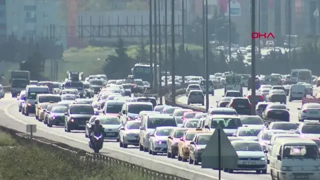 TAM KAPANMAYA SON 2 SAAT; ÇAMLICA GİŞELERDE TRAFİK YOĞUNLUĞU SÜRÜYOR TAM KAPANMAYA SON 2 SAAT; ÇAMLICA GİŞELERDE TRAFİK YOĞUNLUĞU SÜRÜYOR
