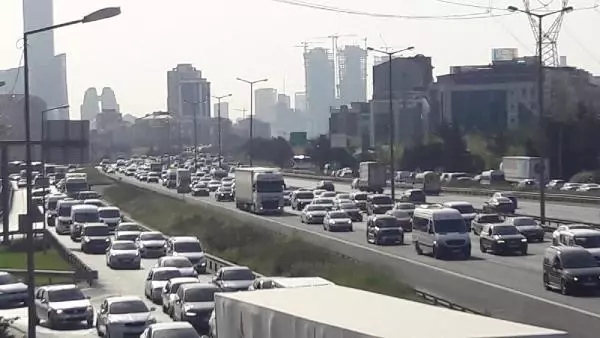 Tam kapanmaya son 2 saat; Çamlıca gişelerde trafik yoğunluğu sürüyor Tam kapanmaya son 2 saat; Çamlıca gişelerde trafik yoğunluğu sürüyor