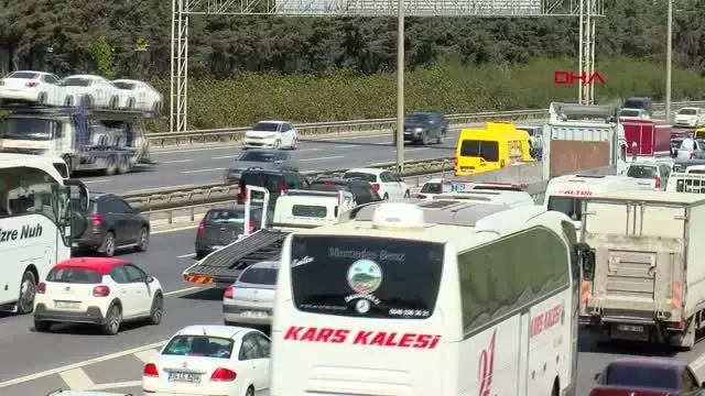 TAM KAPANMAYA SON 2 SAAT; ÇAMLICA GİŞELERDE TRAFİK YOĞUNLUĞU SÜRÜYOR TAM KAPANMAYA SON 2 SAAT; ÇAMLICA GİŞELERDE TRAFİK YOĞUNLUĞU SÜRÜYOR