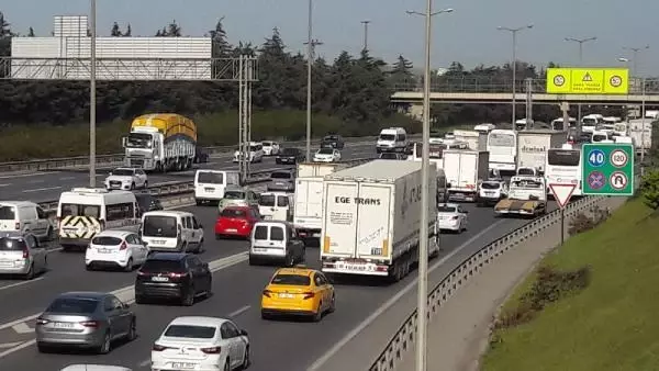 Tam kapanmaya son 2 saat; Çamlıca gişelerde trafik yoğunluğu sürüyor Tam kapanmaya son 2 saat; Çamlıca gişelerde trafik yoğunluğu sürüyor