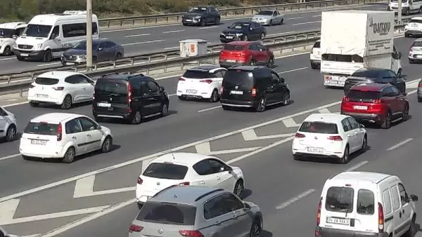 Tam kapanmaya son 2 saat; Çamlıca gişelerde trafik yoğunluğu sürüyor Tam kapanmaya son 2 saat; Çamlıca gişelerde trafik yoğunluğu sürüyor
