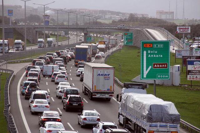 TEM'in Bolu geçişinde 'tam kapanma' öncesi araç yoğunluğu TEM'in Bolu geçişinde 'tam kapanma' öncesi araç yoğunluğu