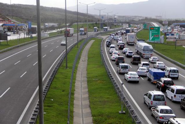 TEM'in Bolu geçişinde 'tam kapanma' öncesi araç yoğunluğu TEM'in Bolu geçişinde 'tam kapanma' öncesi araç yoğunluğu