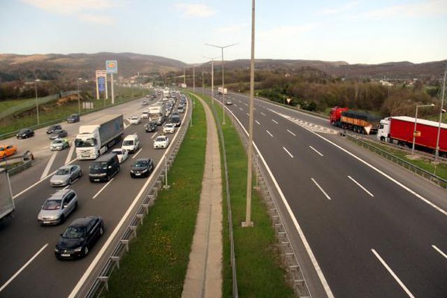 TEM'in Bolu geçişinde 'tam kapanma' öncesi araç yoğunluğu TEM'in Bolu geçişinde 'tam kapanma' öncesi araç yoğunluğu