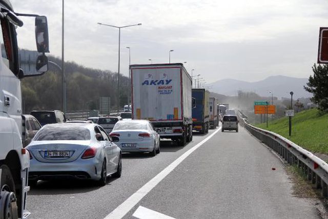 TEM'in Bolu geçişinde 'tam kapanma' öncesi araç yoğunluğu TEM'in Bolu geçişinde 'tam kapanma' öncesi araç yoğunluğu