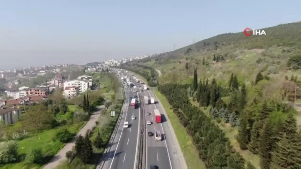 TEM Otoyolu'nda kısıtlama öncesi trafik yoğunluğu