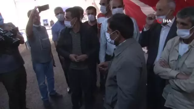 Terörün pençesinden kurtulan evladına kavuştu, mutluluğunu evlat nöbeti tuttuğu ailelerle paylaştı Terörün pençesinden kurtulan evladına kavuştu, mutluluğunu evlat nöbeti tuttuğu ailelerle paylaştı