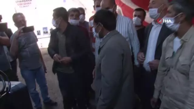 Terörün pençesinden kurtulan evladına kavuştu, mutluluğunu evlat nöbeti tuttuğu ailelerle paylaştı Terörün pençesinden kurtulan evladına kavuştu, mutluluğunu evlat nöbeti tuttuğu ailelerle paylaştı