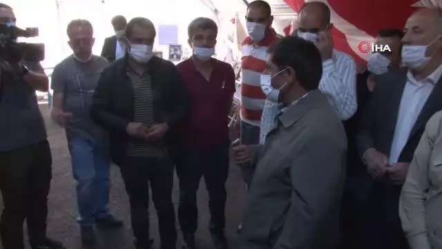 Terörün pençesinden kurtulan evladına kavuştu, mutluluğunu evlat nöbeti tuttuğu ailelerle paylaştı Terörün pençesinden kurtulan evladına kavuştu, mutluluğunu evlat nöbeti tuttuğu ailelerle paylaştı