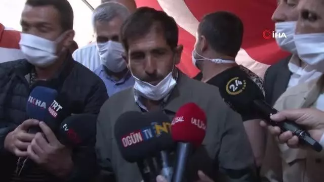Terörün pençesinden kurtulan evladına kavuştu, mutluluğunu evlat nöbeti tuttuğu ailelerle paylaştı Terörün pençesinden kurtulan evladına kavuştu, mutluluğunu evlat nöbeti tuttuğu ailelerle paylaştı