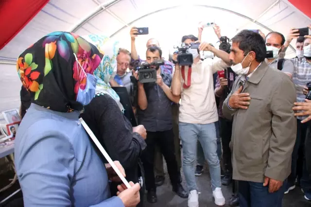 Son dakika gündem: Terörün pençesinden kurtulan evladına kavuştu, mutluluğunu evlat nöbeti tuttuğu ailelerle paylaştı Son dakika gündem: Terörün pençesinden kurtulan evladına kavuştu, mutluluğunu evlat nöbeti tuttuğu ailelerle paylaştı