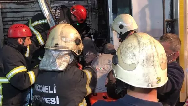 KOCAELİ TIR'A ÇARPAN KAMYONETİN SÜRÜCÜSÜ YARALANDI KOCAELİ TIR'A ÇARPAN KAMYONETİN SÜRÜCÜSÜ YARALANDI