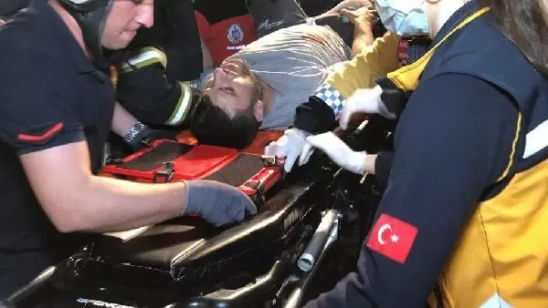 KOCAELİ TIR'A ÇARPAN KAMYONETİN SÜRÜCÜSÜ YARALANDI KOCAELİ TIR'A ÇARPAN KAMYONETİN SÜRÜCÜSÜ YARALANDI