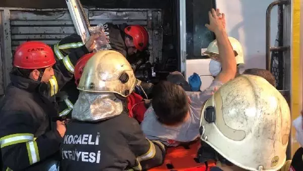 KOCAELİ TIR'A ÇARPAN KAMYONETİN SÜRÜCÜSÜ YARALANDI KOCAELİ TIR'A ÇARPAN KAMYONETİN SÜRÜCÜSÜ YARALANDI