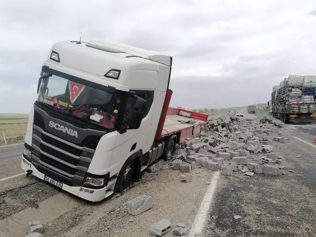- Tır refüje düştü yüklü bimsler yola saçıldı - Tır refüje düştü yüklü bimsler yola saçıldı