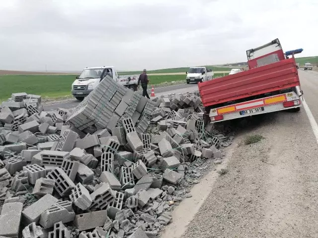 - Tır refüje düştü yüklü bimsler yola saçıldı - Tır refüje düştü yüklü bimsler yola saçıldı
