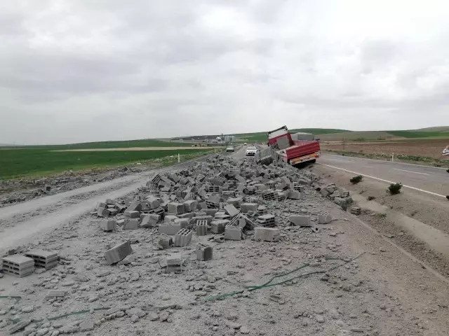 - Tır refüje düştü yüklü bimsler yola saçıldı - Tır refüje düştü yüklü bimsler yola saçıldı