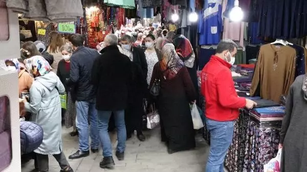 Trabzon'da çarşı ve pazarlarda 'tam kapanma' yoğunluğu Trabzon'da çarşı ve pazarlarda 'tam kapanma' yoğunluğu