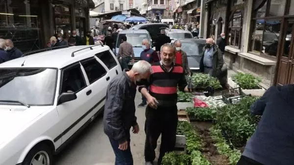Trabzon'da çarşı ve pazarlarda 'tam kapanma' yoğunluğu Trabzon'da çarşı ve pazarlarda 'tam kapanma' yoğunluğu