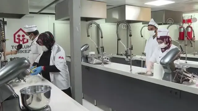 Türk ve Suriyeli aileler, yöresel yemeklerini birbirlerine ikram ederek 'dostluk sofrası' kuracak Türk ve Suriyeli aileler, yöresel yemeklerini birbirlerine ikram ederek 'dostluk sofrası' kuracak
