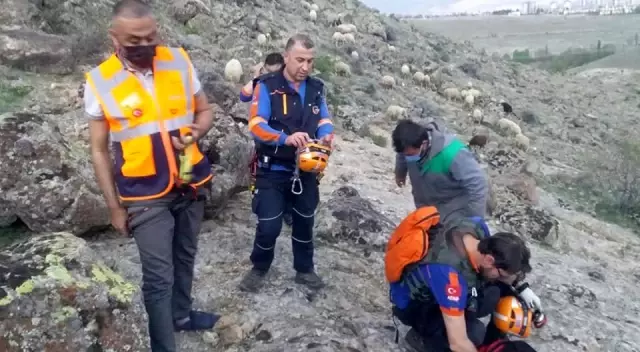 Uçurumda mahsur kalan koyunu ve sahibini ekipler kurtardı Uçurumda mahsur kalan koyunu ve sahibini ekipler kurtardı